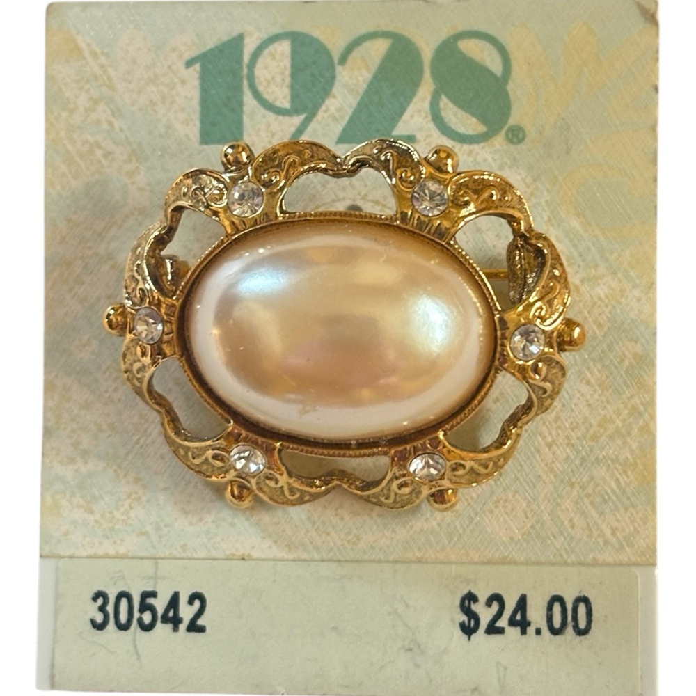 1928 Vintage Gold-Tone Pearl Center Brooch - Cream Oval Cabochon- So dainty!